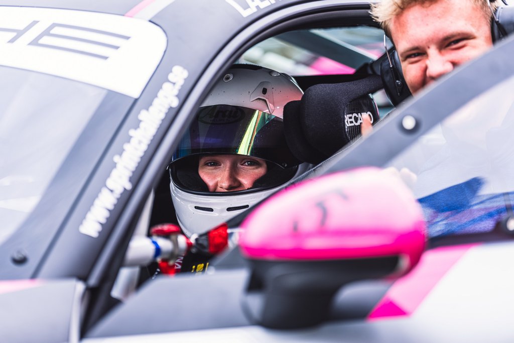 Lærke Rønn holder fast på føringen i Porsche Sprint Challenge Scandinavia 
(Foto: A1 Work)